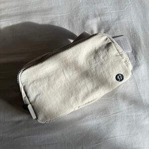 🆕 Lululemon Everywhere Belt Bag - White Opal